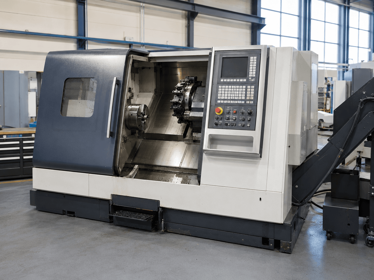 Gebrauchte CNC-Drehmaschine in sauberer Werkhalle