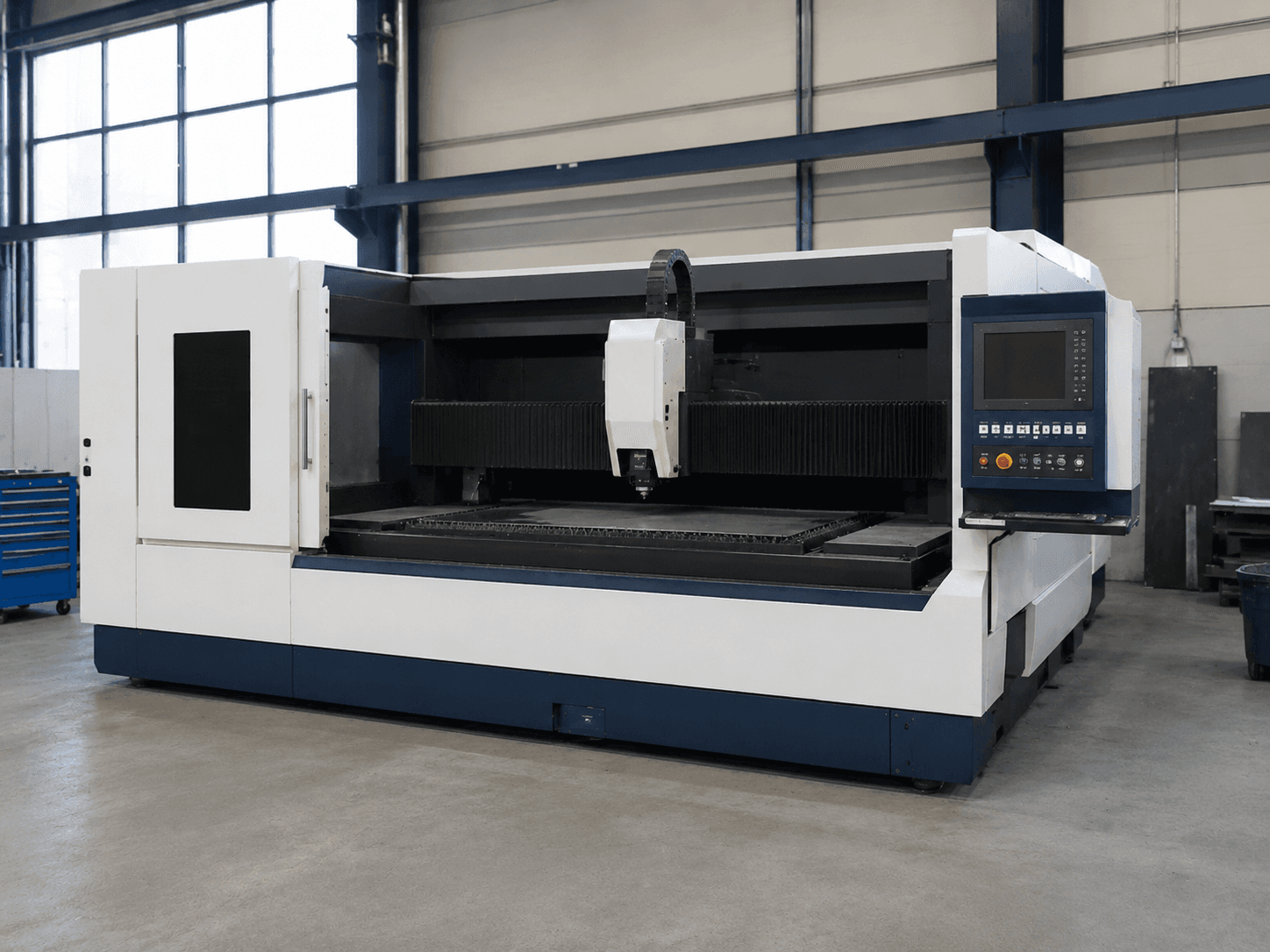 Gebrauchte Laserschneidmaschine in moderner Industriehalle